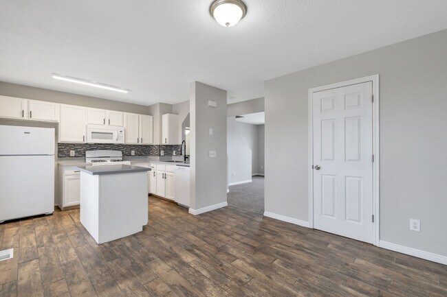 Building Photo - Stunning Newly Renovated 3 Bed - 2.5 Bath ...
