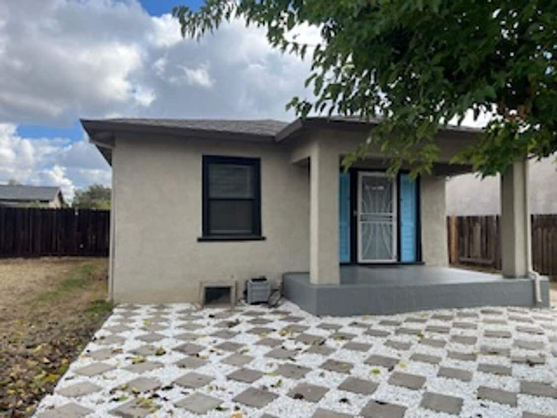 Foto principal - ADORABLE REMODELED 2 BEDROOM DUPLEX!