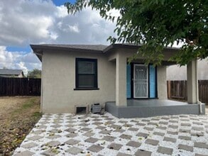 Building Photo - 2422 Knoll St