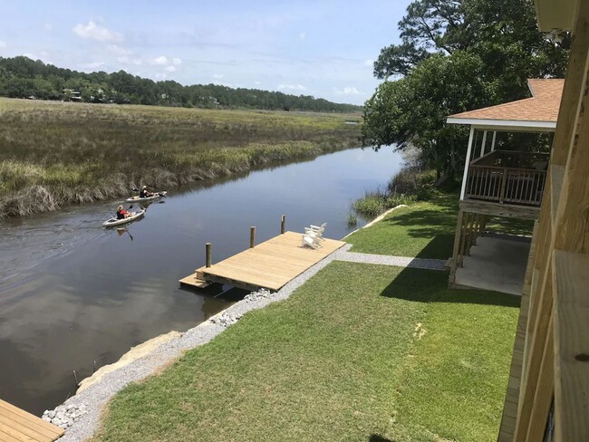 Foto del edificio - Fully furnished 2-bedroom house on the bayou