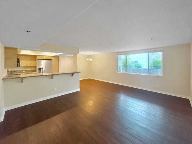 Foto del edificio - SD: Steps from the Beach: 2BD/2BA Condo in Pacific Beach with Balcony, W/D & Covered Parking