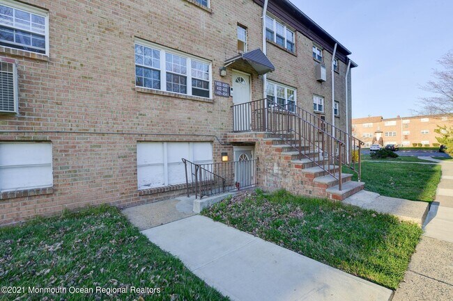 Building Photo - 456 College Dr