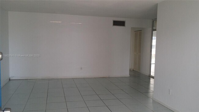 Building Photo - 1340 Lincoln Rd