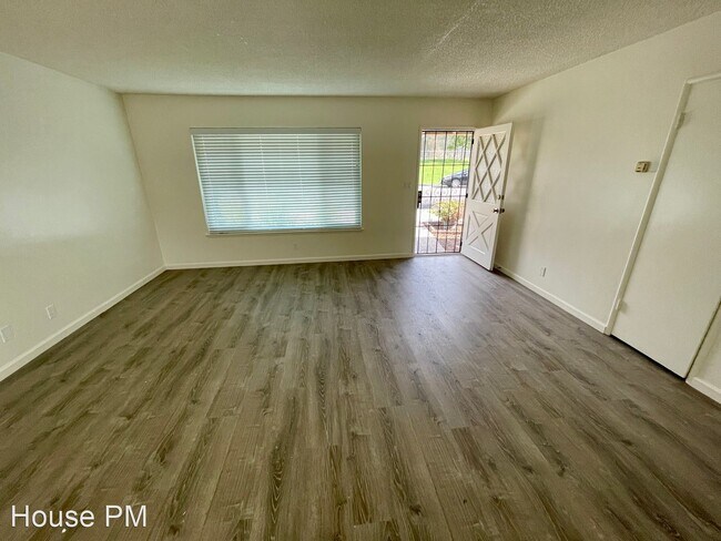 Building Photo - 2 br, 1 bath House - 205 N Walnut