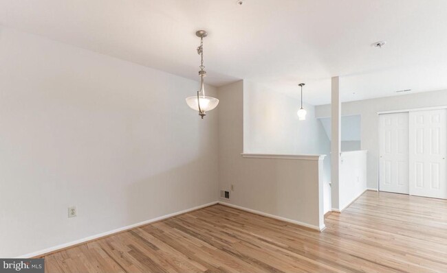 Building Photo - 1346 Chanticleer