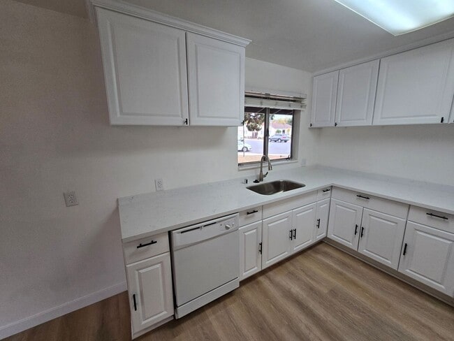 Building Photo - Spacious 3-Bedroom, 2-Bathroom Home on a C...