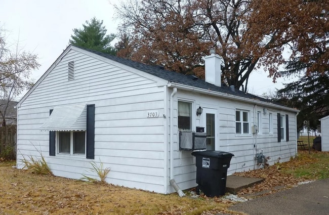 Building Photo - Cozy 3-Bedroom Home with Car Garage in Moline!