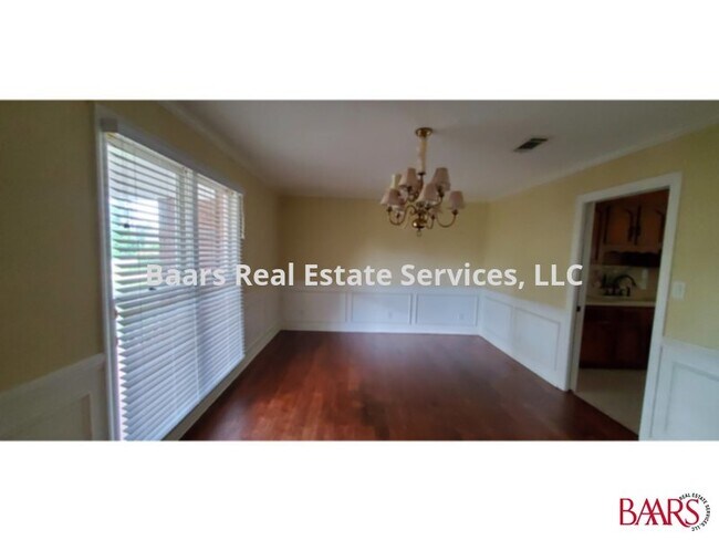 Building Photo - Beautiful executive home - ready for move in