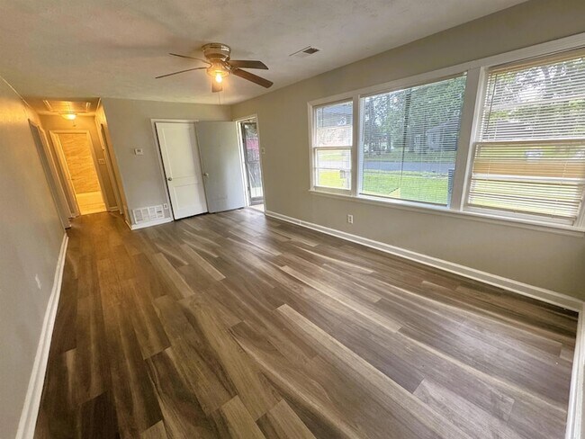 Building Photo - 1644 Russwood Rd