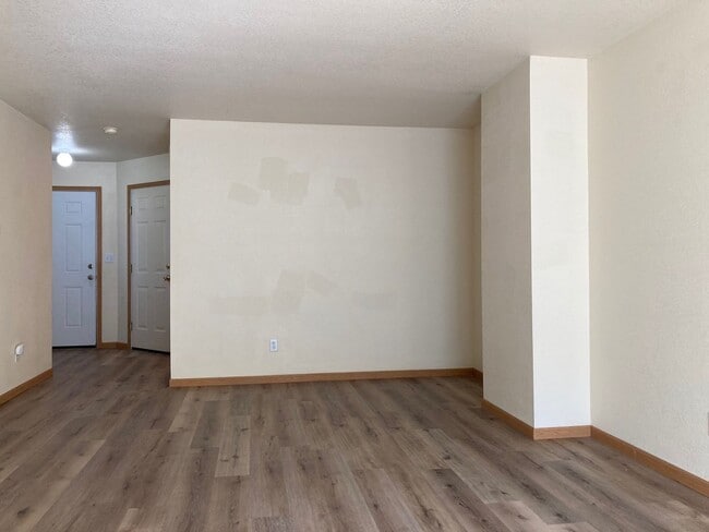 Building Photo - Bright & Convenient Townhouse Living!