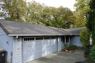 Building Photo - 108 NW Sinclair Dr