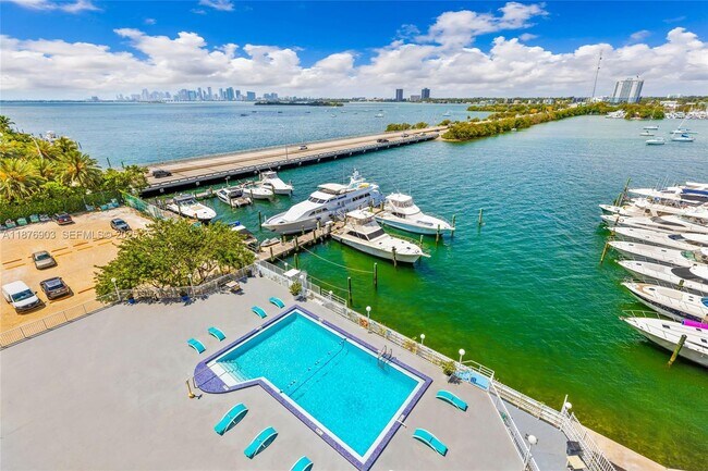 Foto del edificio - 7904 West Dr