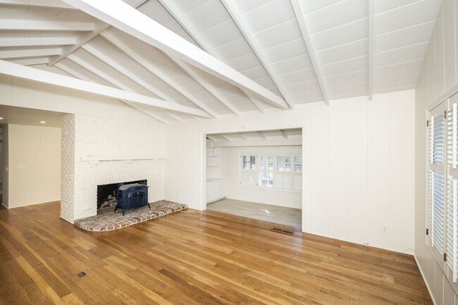 Building Photo - Remodeled 2 Bed, 2 Bath Home in Midtown Pa...