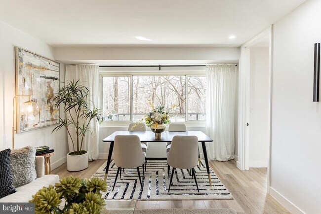Foto del edificio - 4201 Cathedral Ave NW