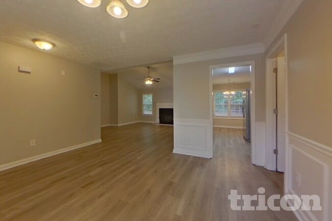 Building Photo - 20 E Lawn Dr