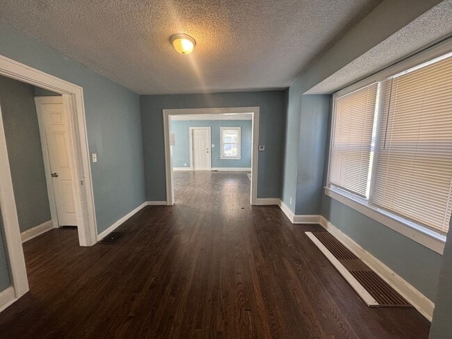 Foto del edificio - Charming 3BR 2BA Home w/ Fenced Yard + Covered Porch in KC