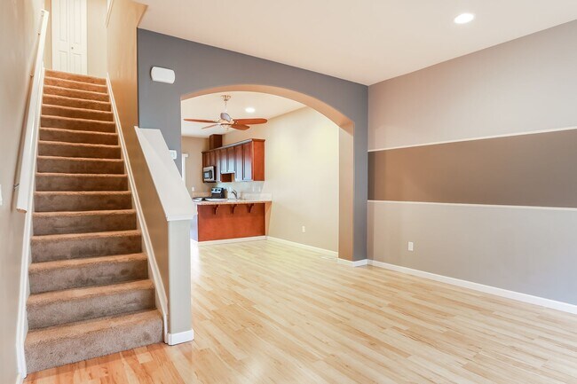 Foto del edificio - Bright and inviting townhome located in a charming community in Mountlake Terrace.