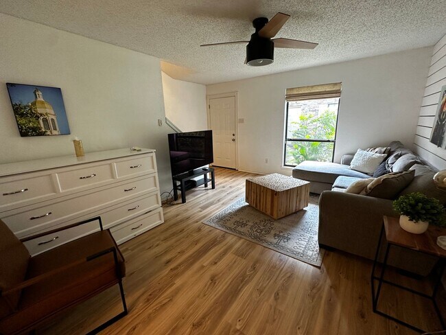 Building Photo - Furnished 2/2.5 Condo Blocks from Baylor Campus!