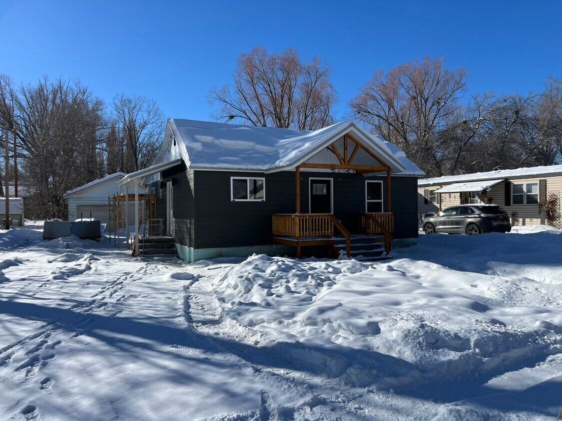 Primary Photo - 2 Bed 1 Bath Fully Remodeled Home W/ Detac...