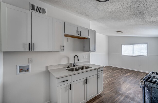 Building Photo - 4980 Vickie Dr