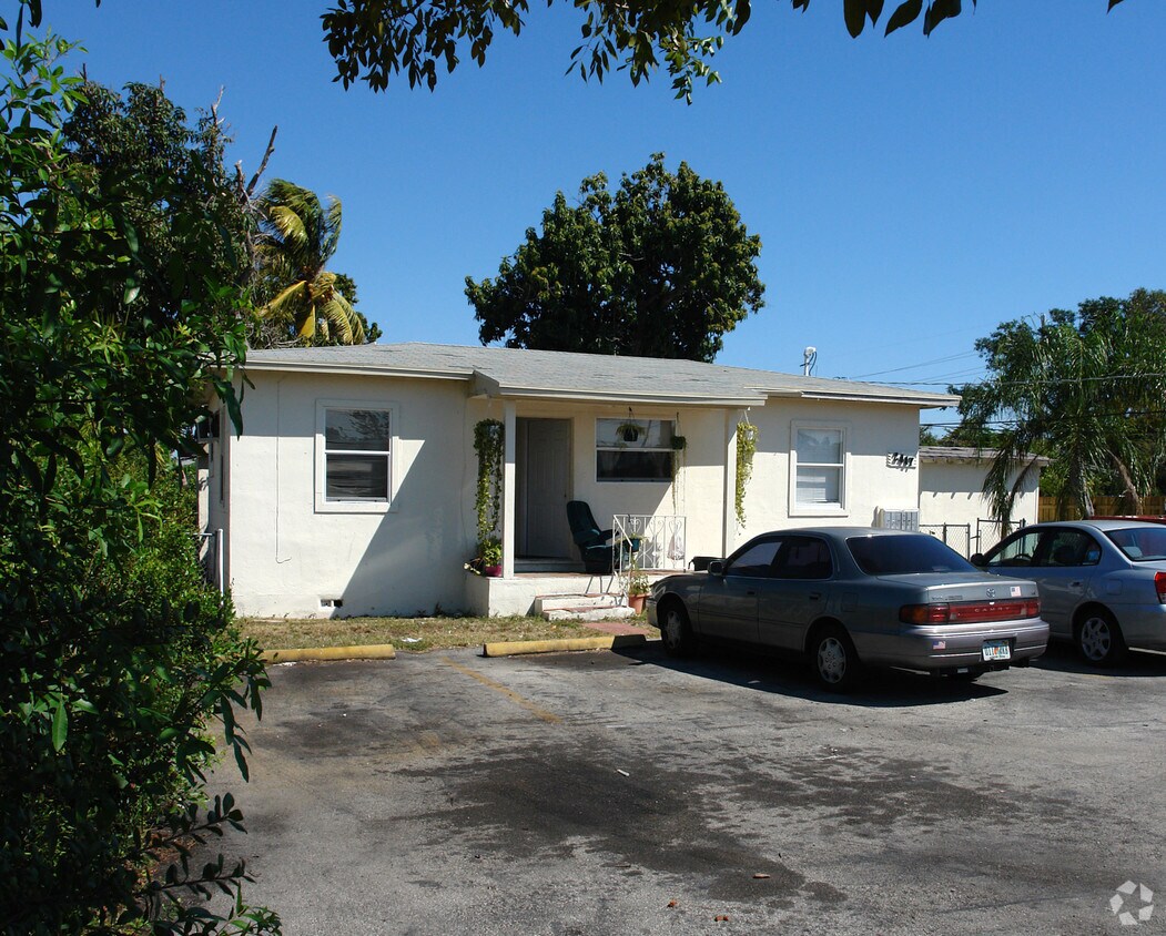 Primary Photo - 2417 Hayes St