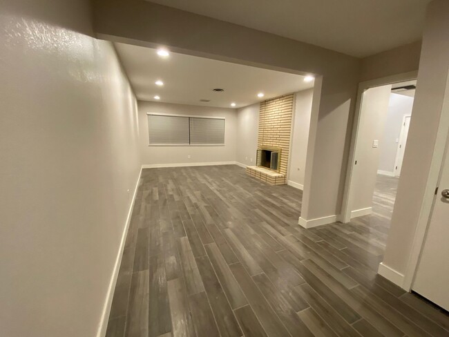 Building Photo - Updated 4 bed, 2 bath home with Dual Cooli...