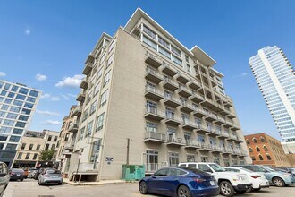 Building Photo - 770 W Gladys Ave