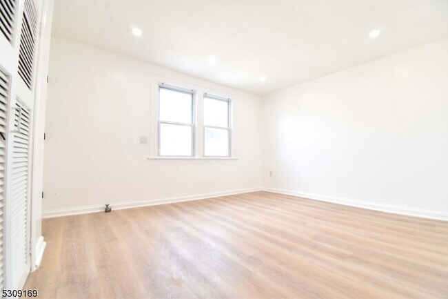 Foto del edificio - 76 Murray Ave