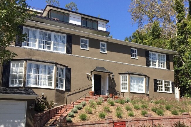 Building Photo - 1257 Sunset Plaza Dr