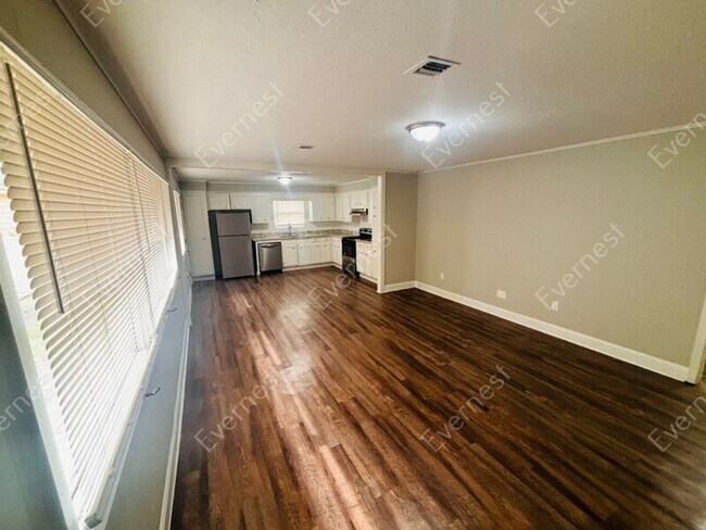 Foto del edificio - 4851 Woodmont Dr