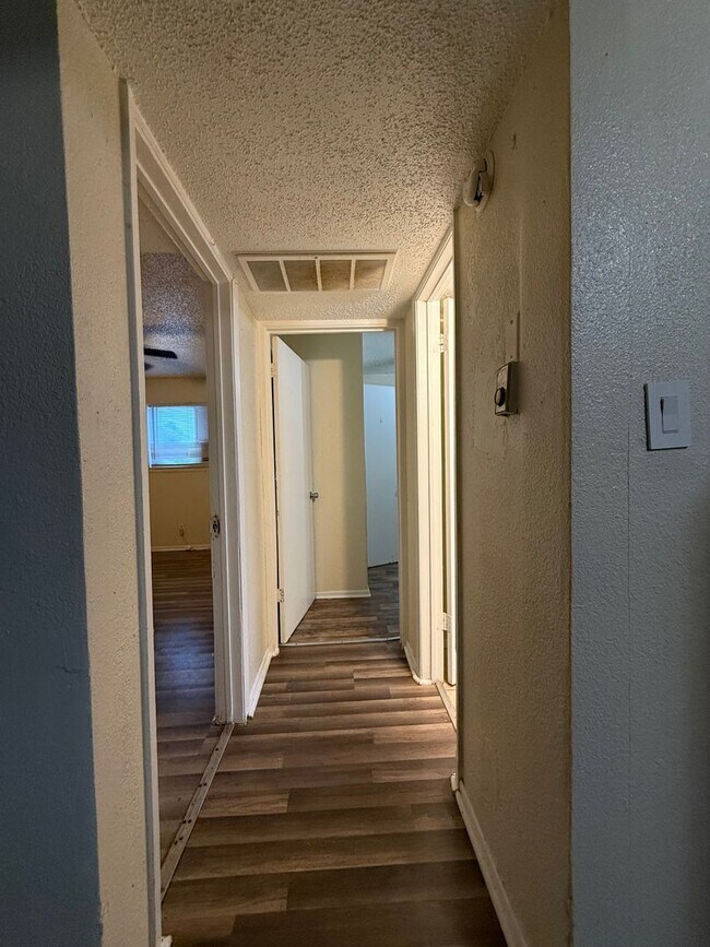 Building Photo - ALL UTILITIES INCLUDED in Cozy and Convenient 1 bedroom