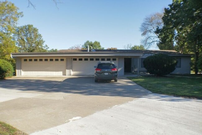 Building Photo - $1,500 | 3 Bedroom, 2 Bathroom Condo | Pet...