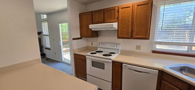 Foto del edificio - Charming 4-Bed Home in Louisville features bright, open living space, with open deck & garden!