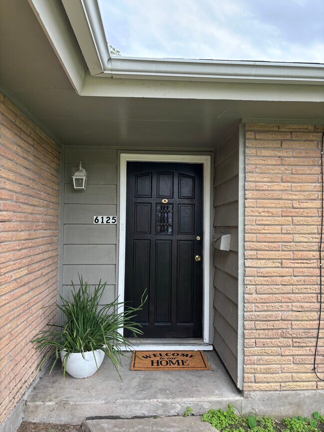 Foto del edificio - 6125 Birchwood Dr