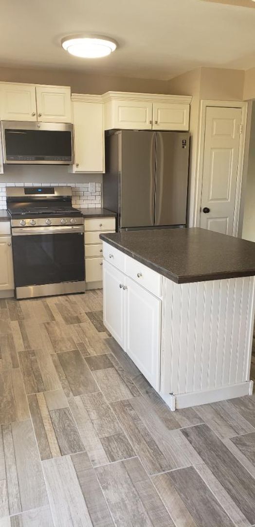 Foto del edificio - Recent Remodel, 3 Bedroom, 2 Bath Home - Available April 3rd