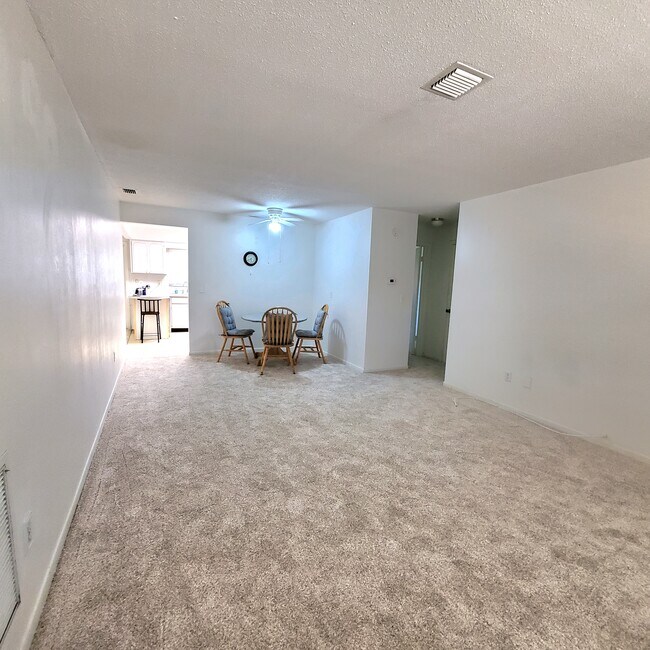 Spacious livingroom,, new carpet - 6775 Armand Pl N