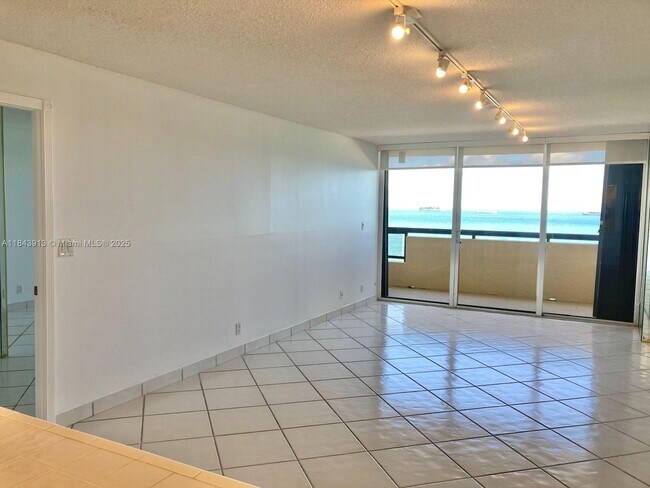Foto del edificio - 2555 Collins Ave