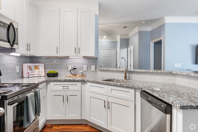 2BR, 2BA - 1295SF - Kitchen - Stonegate Apartment Homes