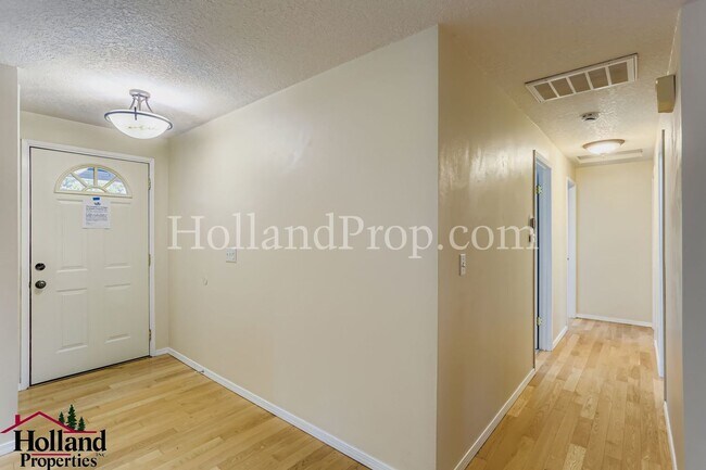 Foto del edificio - Gorgeous 3 Bedroom Home with fence yard Av...