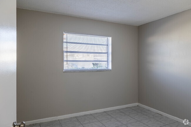 2 BR, 1 BA - 760SF - Palm Court Apartments