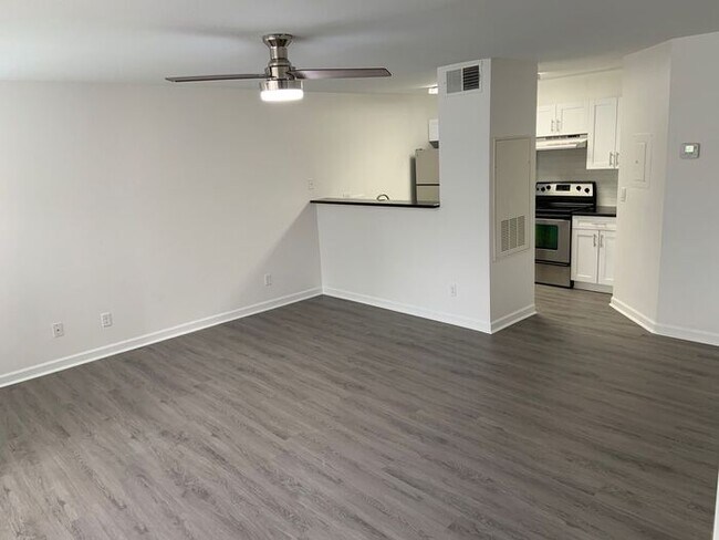 Foto del edificio - BEAUTIFUL 1/1 Condo Near Millenia Mall!