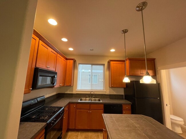 Foto del edificio - Adorable Storybook Townhouse 2 bed 2 bath. Located next to Nike!!!