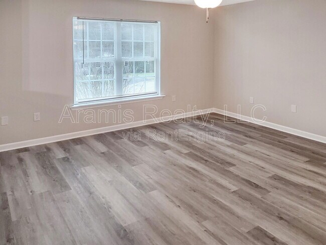 Building Photo - 533 Dove Way