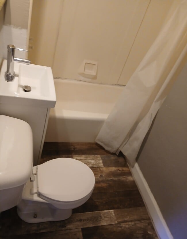 Building Photo - 407 N Covell Ave