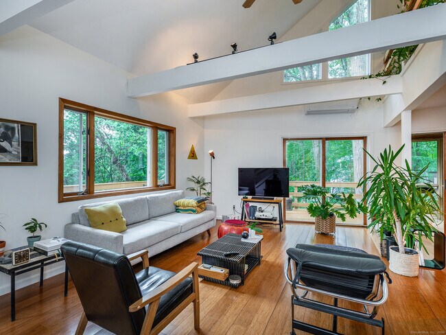 Foto del edificio - 7 Owls Nest Ln