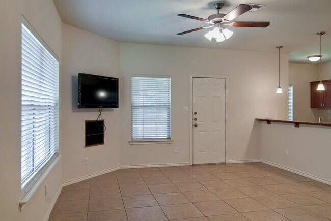 Foto del edificio - AUGUST PRE-LEASE 2025 Fantastic 3 Bed, 3 B...