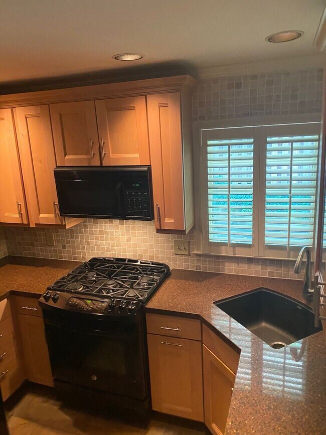 Foto del edificio - 1783 Piedmont Way- MANAGEMENT ENDS 12-31-23