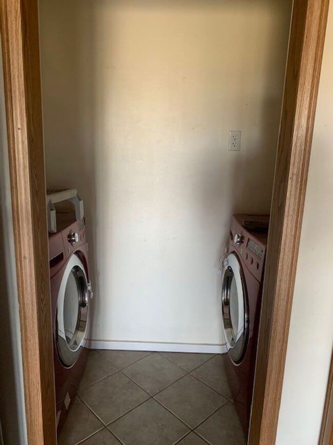 Building Photo - Charming 2bd/2.5 bath!  1 car attached gar...