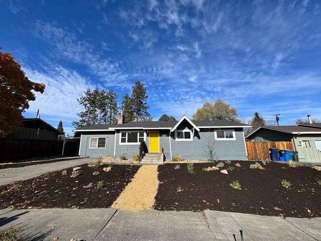 Foto del edificio - FOR RENT: UNFURNISHED: - Super Sweet Cottage style home in Midtown Bend.