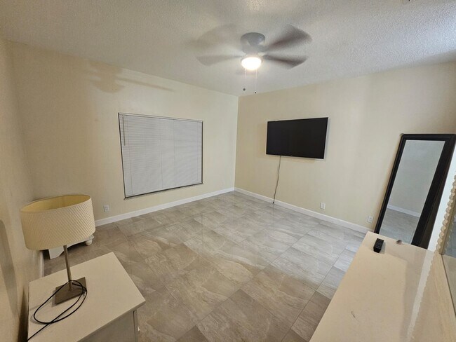 Foto del edificio - 2401 SW 82nd Terrace